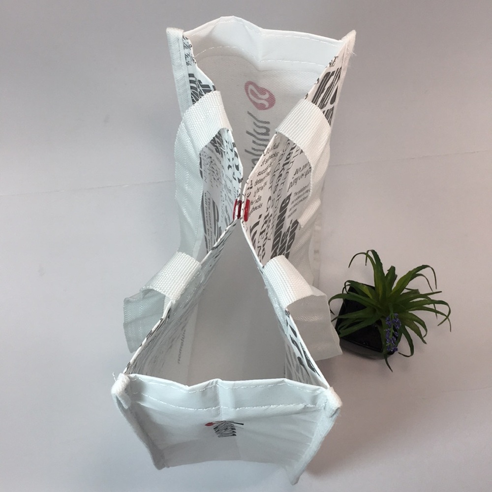 🤍NWOT🤍LULULEMON🤍WHITE & SILVER REUSABLE  BAG - Picture 5 of 15